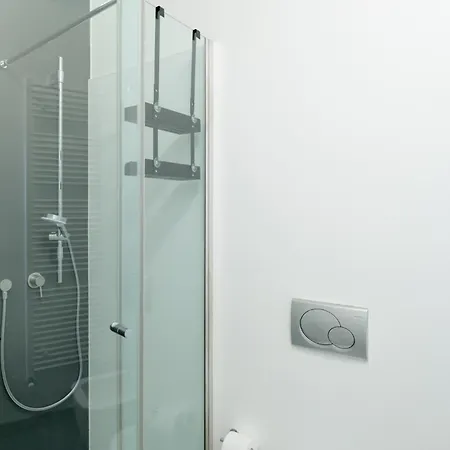 Lz1 - Center With Unique Private Garage Appartement *